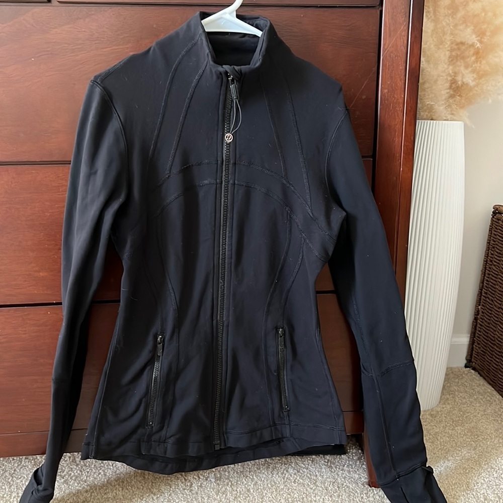 Lululemon Define Jacket Size 4. Great Condition- very moderate pilling!!